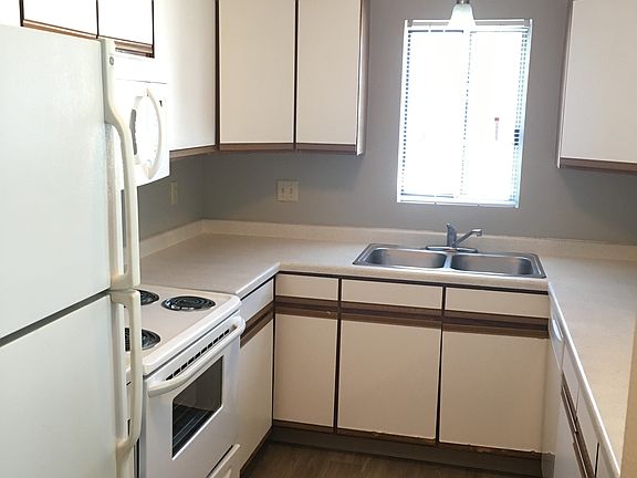 3rd image of 2152 Hemlock Blvd
