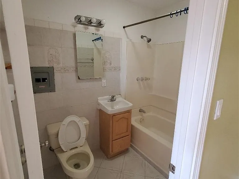14527 S Berendo Ave — Photo 5