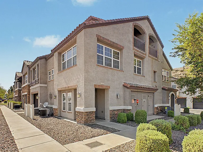 2233 E Huntington Dr — Photo 46