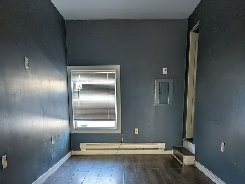 2nd image of 1130 Hall St #4