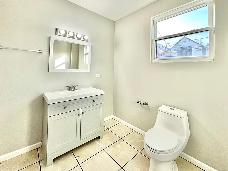 1644 N California Ave — Photo 16
