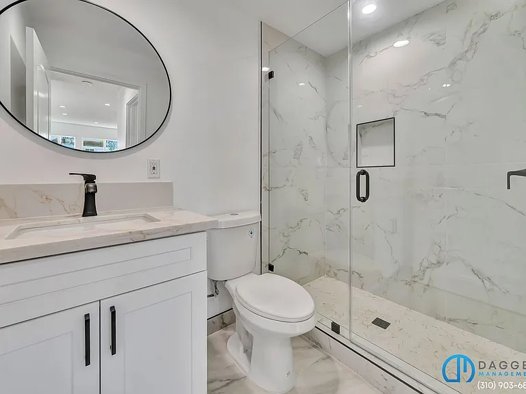 11845 Hamlin St #1/2 — Photo 14