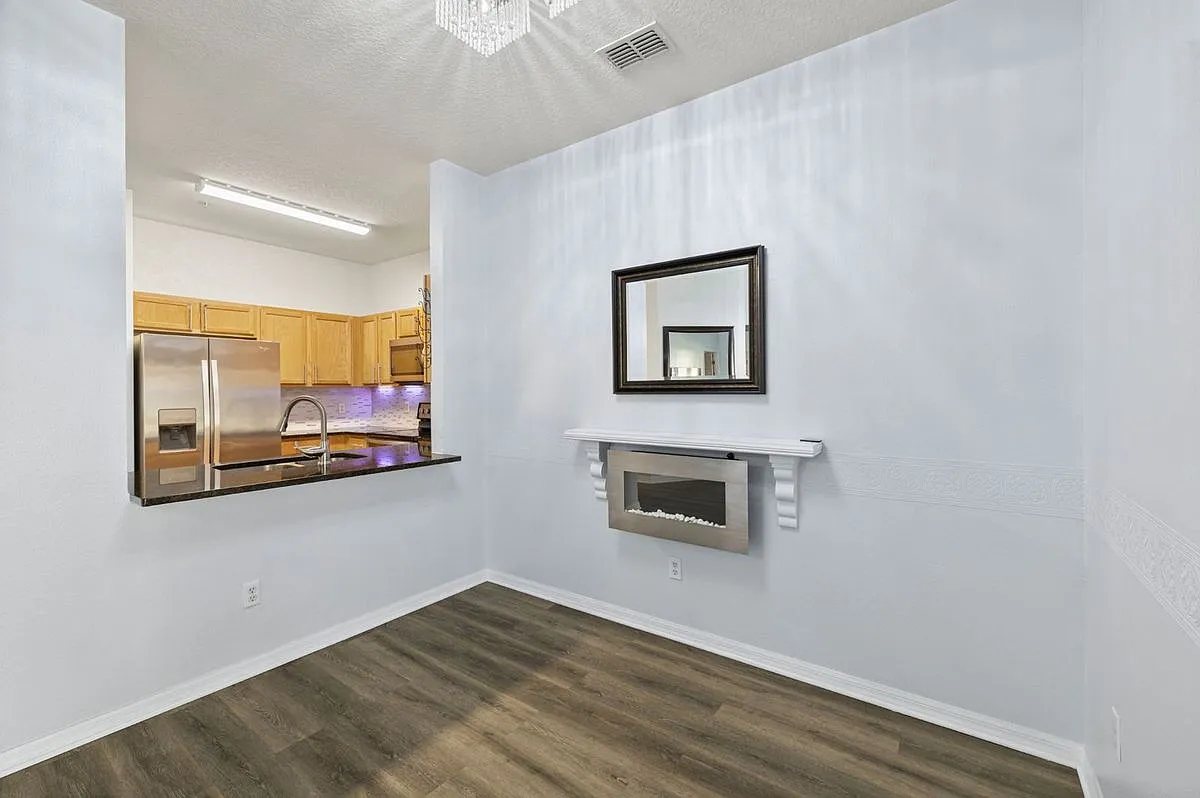 3 bed, 2.0 bath, 1255 sqft, $1,980 — Photo 2