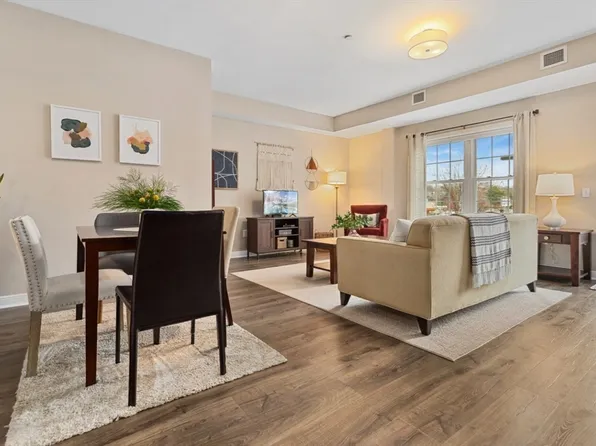 8 Walnut St Unit 118, Peabody, MA 01960