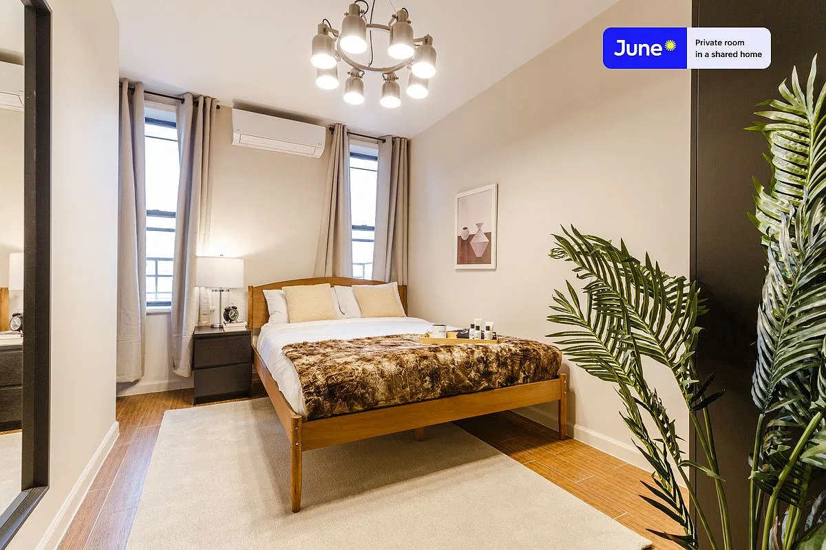 Queen bedroom in 3 bed/1 bath home in Chinatown #263 B — Photo 1