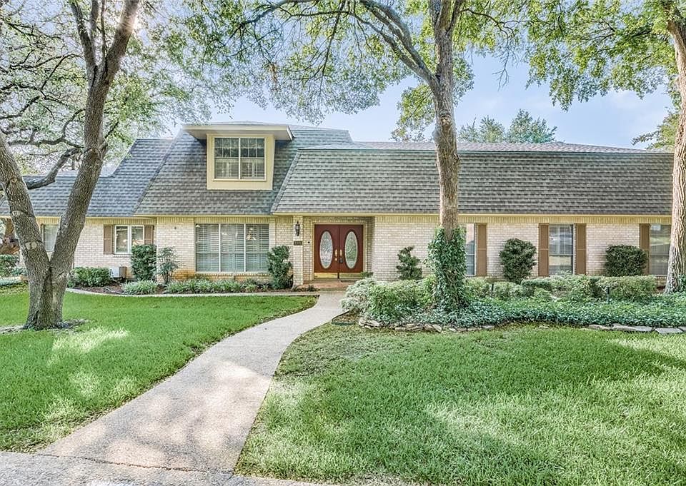 1st image of 3001 Deerwood Dr