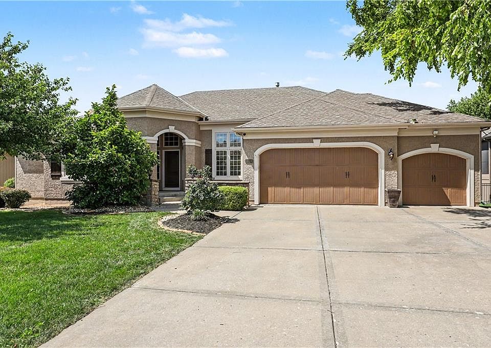 1st image of 1616 NE Daltons Ridge Dr