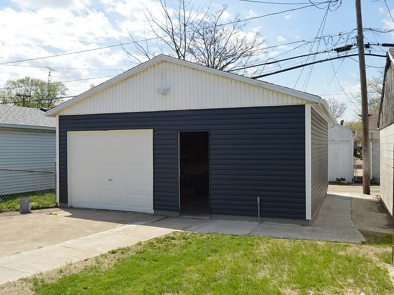 332 Sheldon St — Photo 6