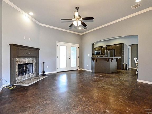 5th image of 210 Southern Creek Cir