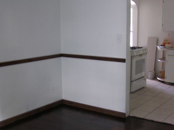 View dining room to kitchen