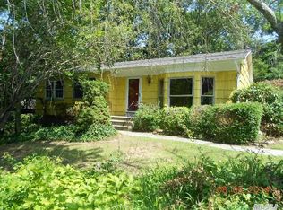 19 Daffodil Rd, Rocky Point, NY 11778