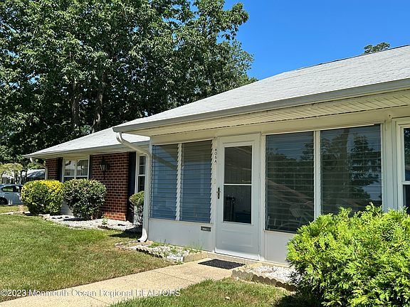 3rd image of 805A Balmoral Court