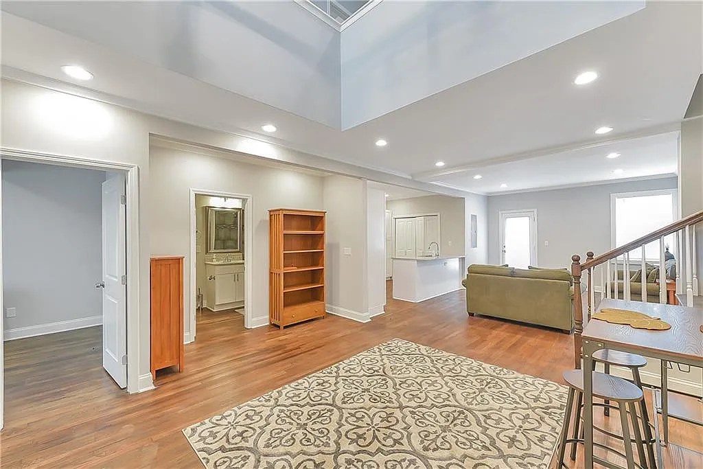5 bed, 3.0 bath, 3262 sqft, $4,500 — Photo 4