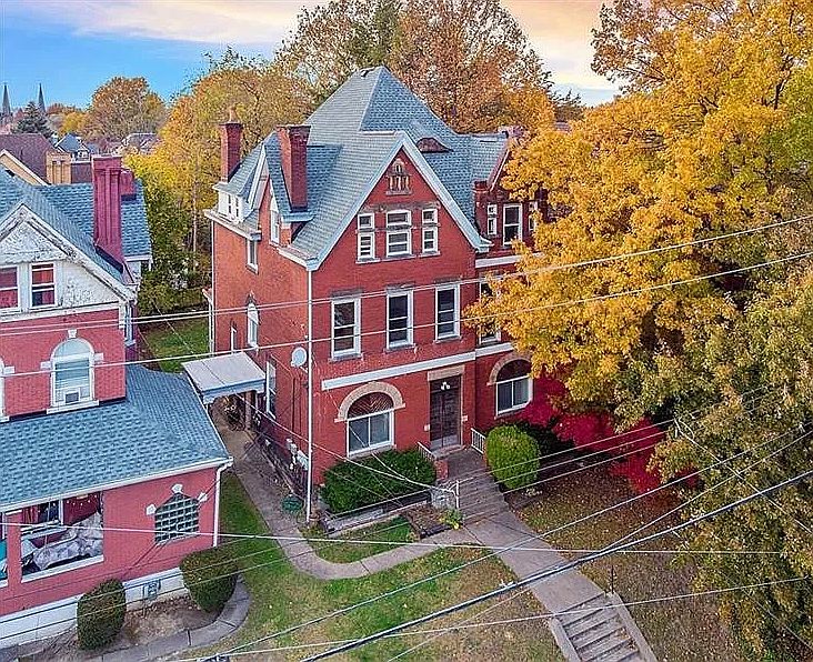 House with 3 apartments flats. Entire second floor flat for rent.