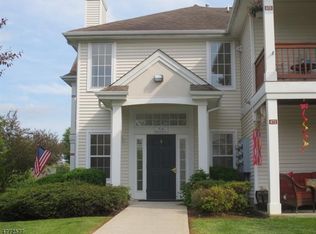 682 Honeybrook Cir, Stewartsville, NJ 08886