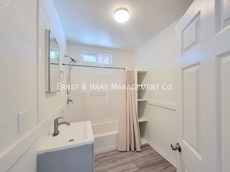 2068 Linden Ave — Photo 10