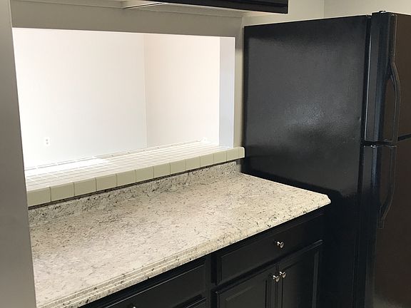 Kitchen, other side and pass
