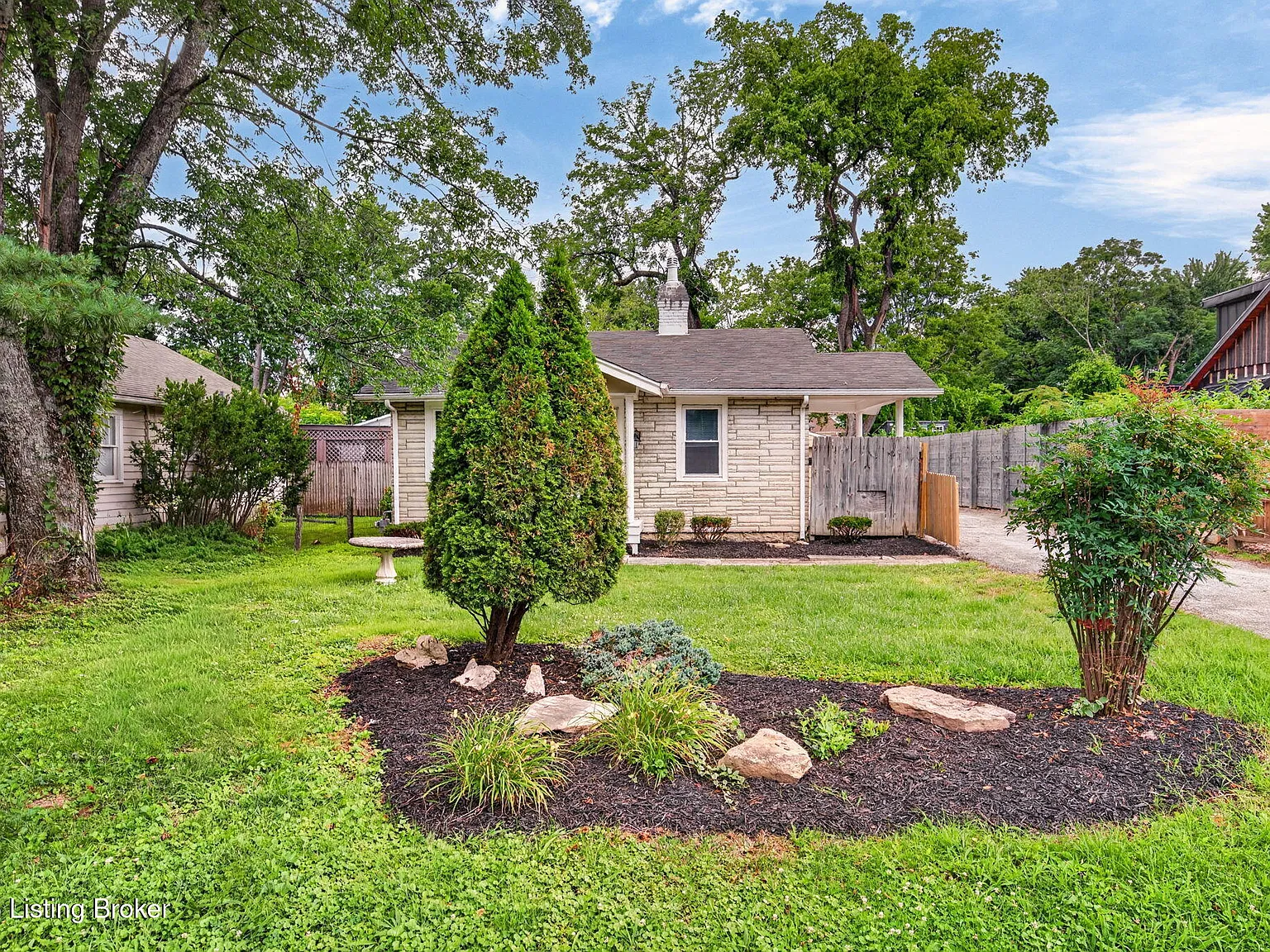 3 bed, 1.0 bath, 960 sqft, $2,000 — Photo 2
