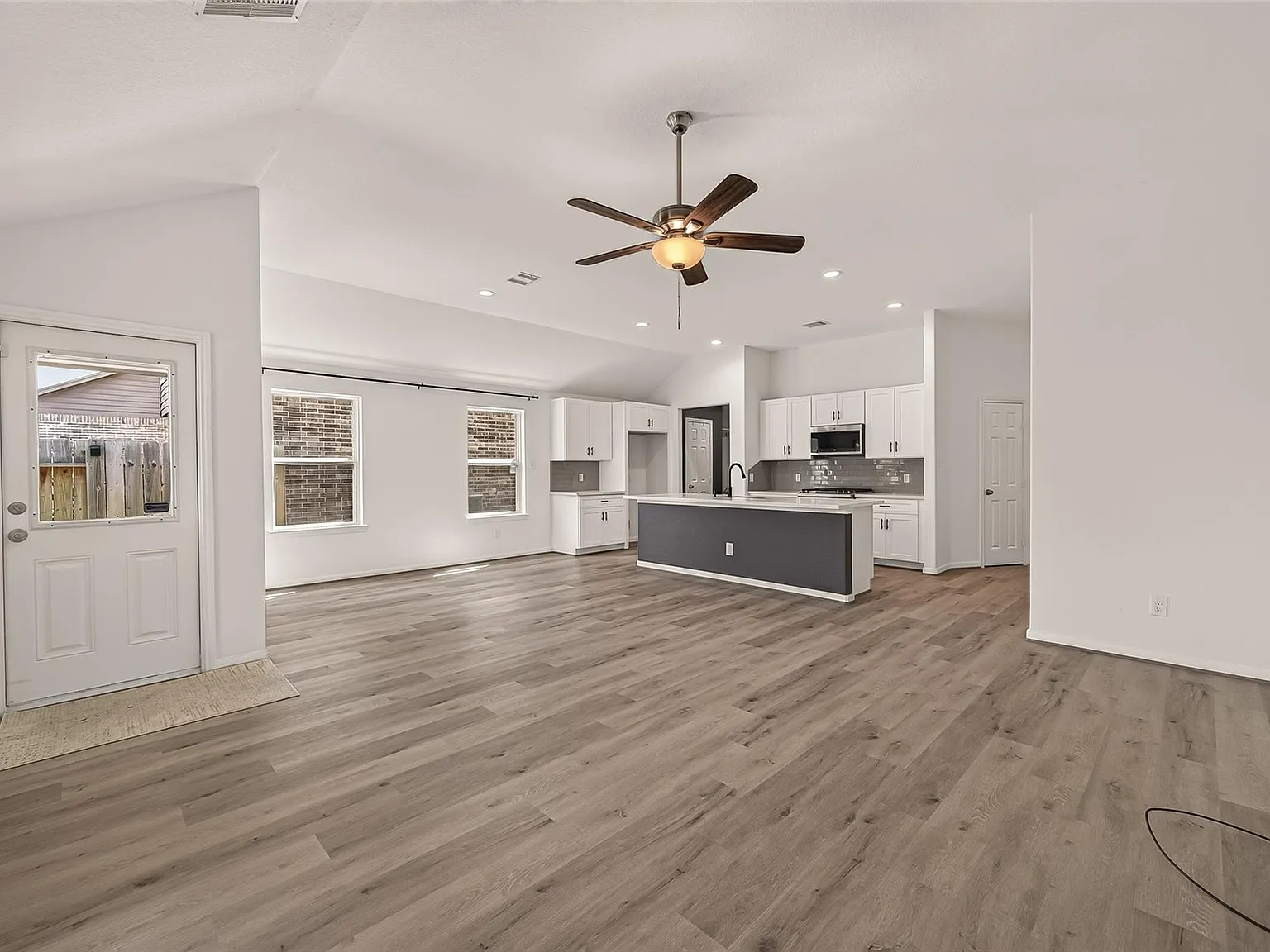 3 bed, 2.0 bath, 1638 sqft, $2,400 — Photo 2