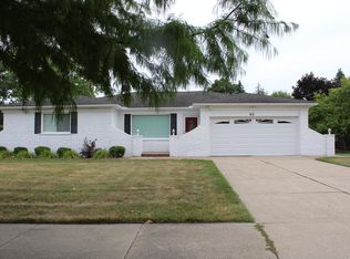 90 Hampshire Dr, Troy, MI 48085