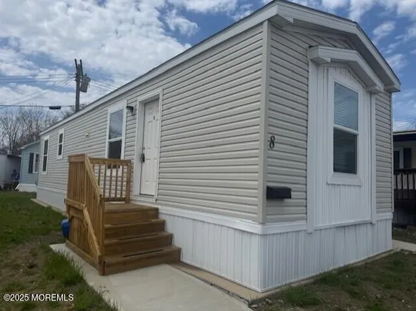 8 Avenue C, Hazlet, NJ 07734