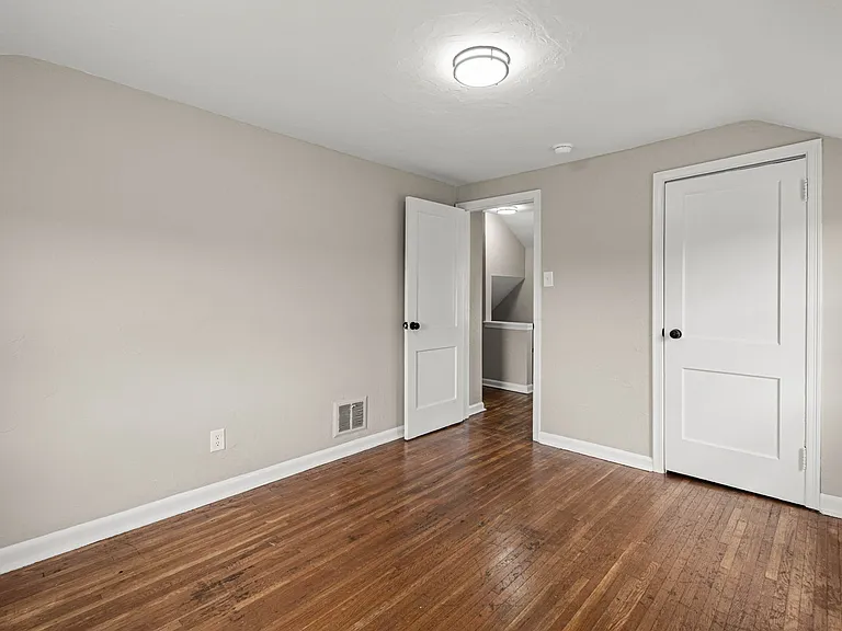 1138 W 11th St — Photo 6