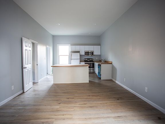 3rd image of 208 E Emerald Ave
