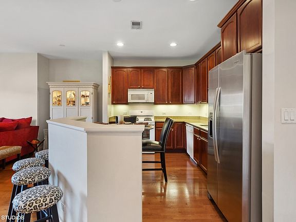 4th image of 4953 Oakton St Unit 404