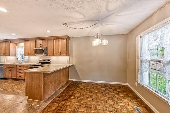 5th image of 224 Forest Hills Dr