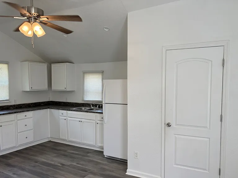 2702 S Brown Ave — Photo 4