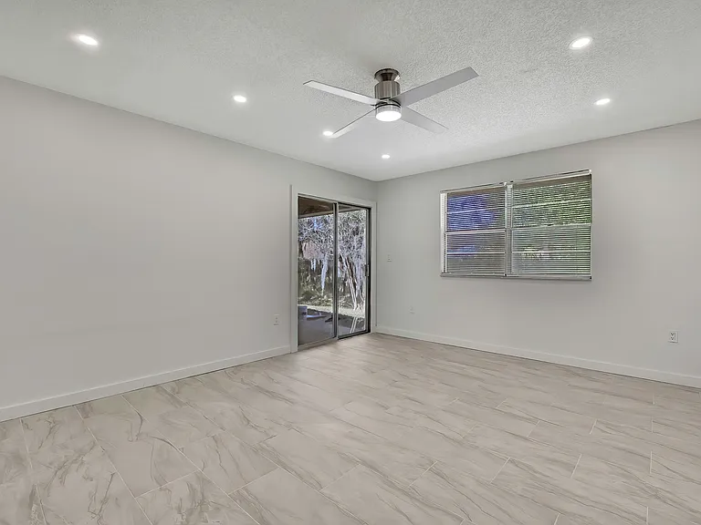 Tidewater Apartments — Photo 12