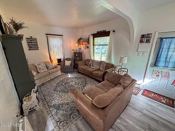 4th image of 206 Pioneer Ave