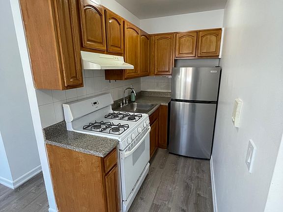 3rd image of 7817 Metropolitan Ave APT 2R