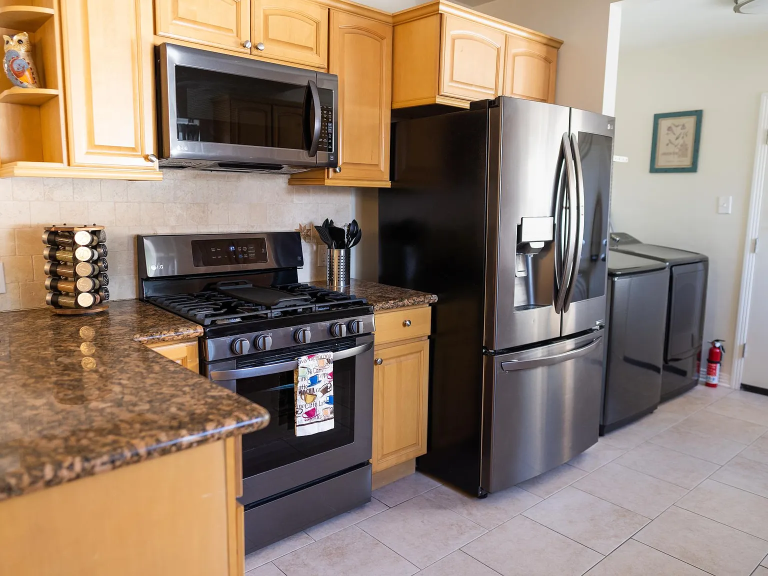 2 bed, 886 sqft, $6,800 — Photo 2