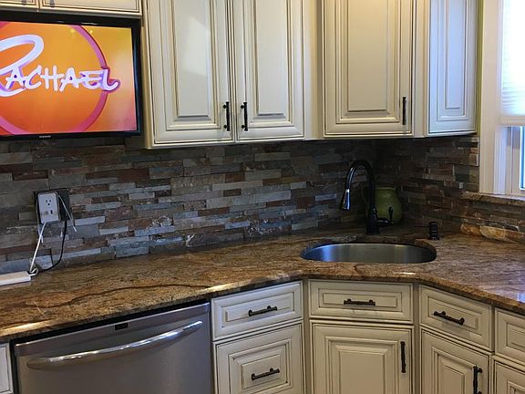 Full eat in kitchen with stainless dishwasher , oven and mi