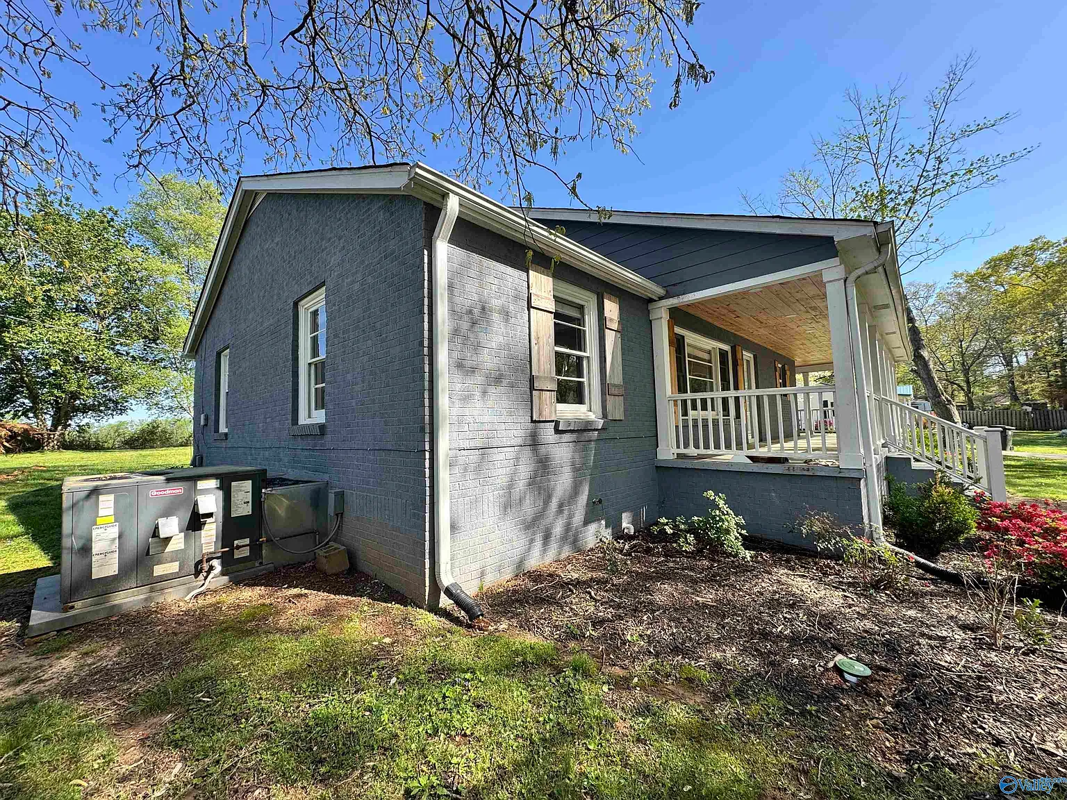 3 bed, 2.0 bath, 1305 sqft, $1,700 — Photo 2