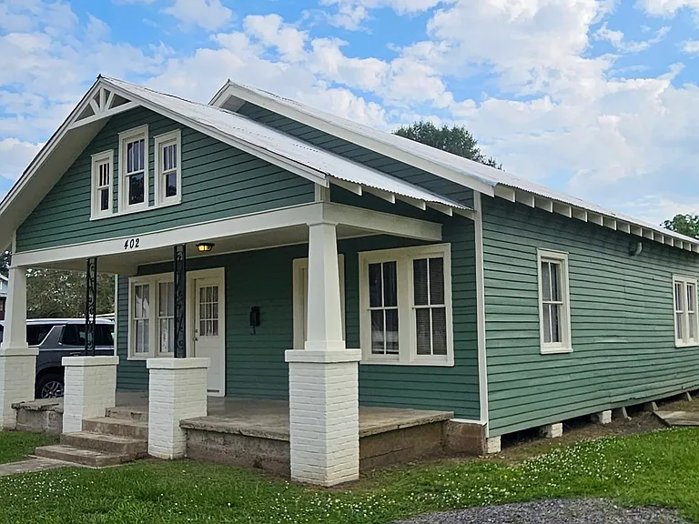 402 S Main St — Photo 1