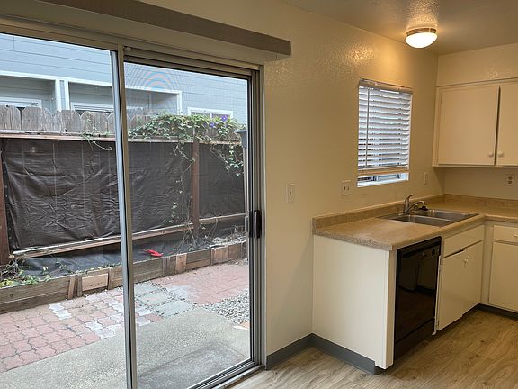 5th image of 1158 Ash St #8