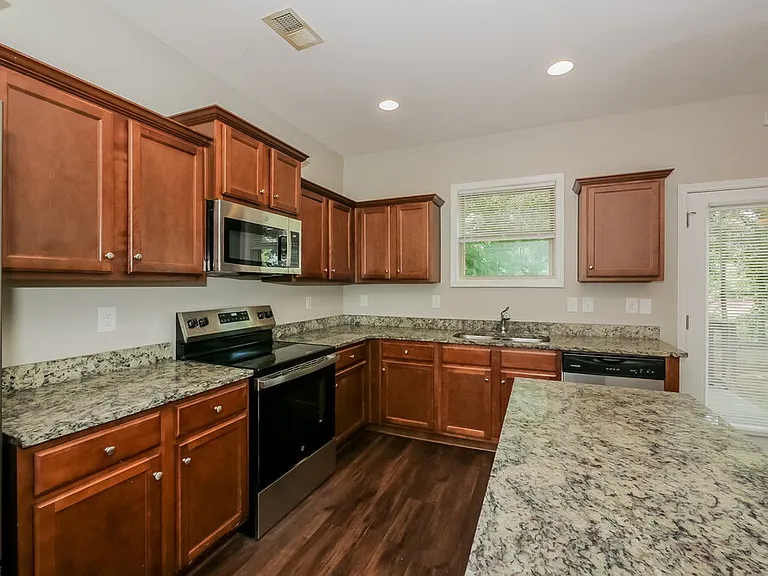 102 Worthing Ln — Photo 8