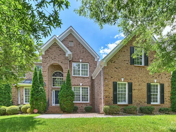 1901 Chestnut Hill Dr, Tega Cay, SC 29708