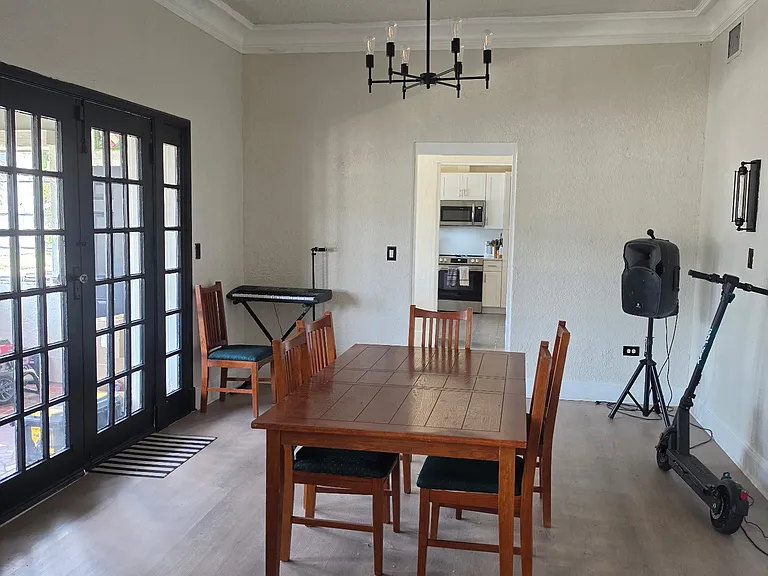 2102 W La Salle St — Photo 9