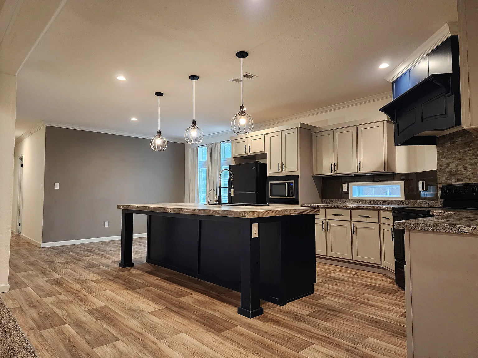 4 bed, 2300 sqft, $2,600 — Photo 1