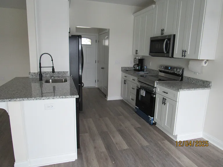 433 Sandy Cir — Photo 2