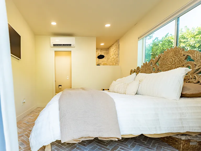 Casita ensuite. King size bed, TV, bathroom.