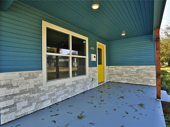 2nd image of 2033 Poplar St