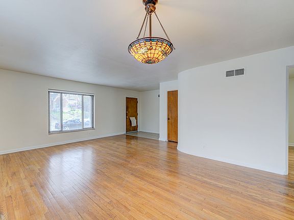 5th image of 1154-58 Moorlands Dr