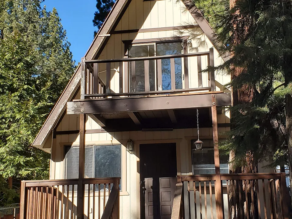 8695 Golden Ave