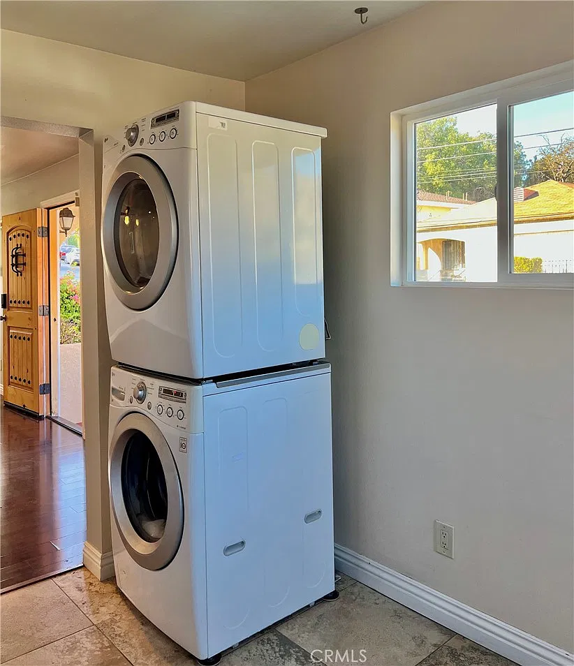 3 bed, 1012 sqft, $3,300 — Photo 4