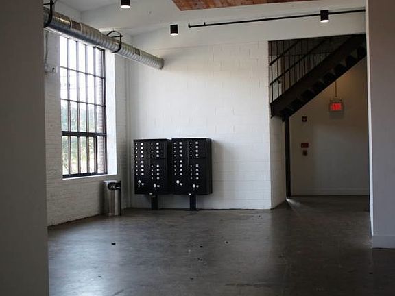 3rd image of 1620 Altamont Ave APT 8