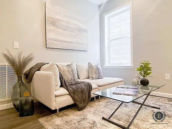 4th image of 93 Roosevelt Ave #3L